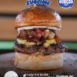 Sogamoso 🍔 Santo Grill Fast Food @santogrill.sogamoso 🔥 Participante Oficial del Super Burger Fest Boyacá 2025
📍Calle 11 # 32-250 La Toscana local 14 - Sogamoso
.
⭐️SUBLIME:
Pan artesanal tipo brioche
Salsa chipotle
Carne artesanal 100%res
Mezcla de 3 quesos (paipa, azul y mozarella)
Piña caramelizada
Salsa oriental
Chicharrón
Pico de gallo
Sour cream
.
Pruébala del 14 al 23 de noviembre por solo $18.000 en el Restaurante.
.
#boyaca #burgerfest #lasupersona #superburgerfest #Sogamoso