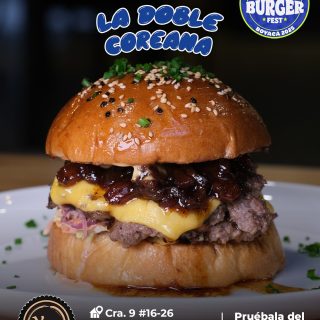 Sogamoso 🍔 Xue Restaurante @xue_1029 🔥 Participante Oficial del Super Burger Fest Boyacá 2025
📍Cra 9 # 16-26 Sogamoso
.
⭐️LA DOBLE COREANA:
Pan de malta, ensalada coleslaw al estilo oriental, doble carne de res smash de 80 gr (160gr), queso americano tipo cheddar, mermelada de tocineta con aderezo bulgogi korean bbq, pepinillos agridulces, mayo picantica tipo gochuang, pan glaseado, sésamo y cebollín.
.
Pruébala del 14 al 23 de noviembre por solo $18.000 en el Restaurante.
.
#boyaca #burgerfest #lasupersona #superburgerfest #Sogamoso