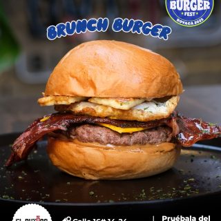 Sogamoso 🍔 El Butaco Bistro @elbutacobistro2023 🔥 Participante Oficial del Super Burger Fest Boyacá 2025
📍Calle 16 # 14-24 al lado del Colegio CADES - Sogamoso
.
⭐️BRUNCH BURGER:
Una creación artesanal que celebra el equilibrio entre lo rústico y lo gourmet. Pan brioche ligeramente tostado abraza una jugosa carne 100% artesanal, coronada con una lámina de queso amarillo fundido. La tocineta, barnizada en una sutil miel de chocolate, aporta un contraste irresistible entre dulzura y ahumado. Un huevo frito de yema dorada se posa sobre un cremoso queso campesino asado, mientras una exclusiva mayonesa de café realza cada bocado con notas aromáticas y profundas
.
Pruébala del 14 al 23 de noviembre por solo $18.000 en el Restaurante.
.
#boyaca #burgerfest #lasupersona #superburgerfest #Sogamoso