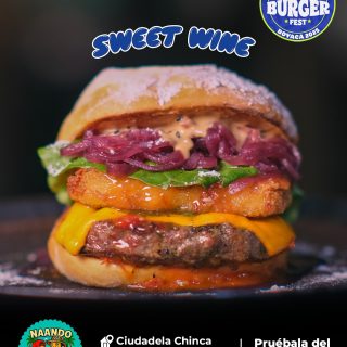 Sogamoso 🍔 Naando @naando.co 🔥 Participante Oficial del Super Burger Fest Boyacá 2025
📍Plazoleta de comidas el Chincá, Sogamoso
.
⭐️SWEET WINE:
Base: Pan artesanal de fermentación lenta (reposado por más de 10 horas)
Salsa inferior: Confitura o reducción de tomate
Proteína: carne 100% de res parrillado al carbón
Queso: Bloque de queso fundido apanado en panko
Salsa especial: Toque de salsa dulce picante Mae Ploy
Verde: Cogollo europeo fresco
Complemento: Cebolla caramelizada en reducción de vino tinto
Crujiente: Tocineta crispy ahumada
Final: Salsa “orgásmica” secreta de la casa
.
Pruébala del 14 al 23 de noviembre por solo $18.000 en el Restaurante.
.
#boyaca #burgerfest #lasupersona #superburgerfest #Sogamoso