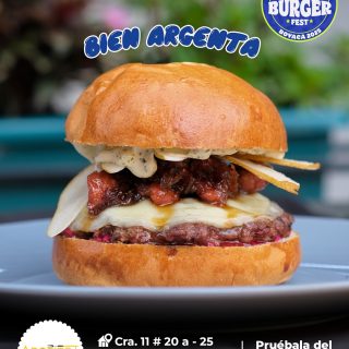 Sogamoso 🍔 Apetitet @apetitet 🔥 Participante Oficial del Super Burger Fest Boyacá 2025
📍Cra11# 20 a 25 Sogamoso, Boyacá
.
⭐️BIEN ARGENTA:
Pan brioche
Cremoso de remolacha
Blend de carne( costilla con falda) 150grs
Queso provolone
Mermelada de chorizo
Lamina de pera fresca
Mayo chimichurri
.
Pruébala del 14 al 23 de noviembre por solo $18.000 en el Restaurante.
.
#boyaca #burgerfest #lasupersona #superburgerfest #Sogamoso
