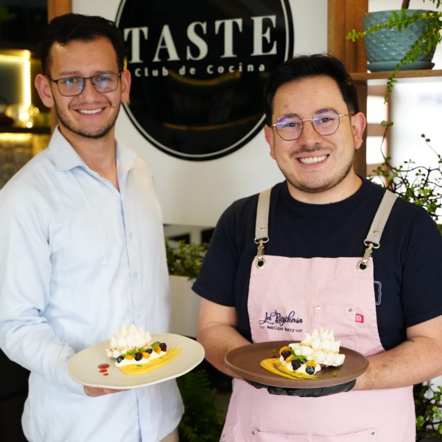 ⏱️ MINUTO A MINUTO – GRAN FINAL 🏆 POSTRE FEST BOYACÁ 🍮

Seguimos en @tastekitchenclub 🧑🏼‍🍳 nuestros finalistas @laa_bizcocheria presentan al jurado su creación: “Pavlova de Viena… Bien adentro de Boyacá” ✨🍰

Una propuesta elegante que mezcla técnica internacional con identidad local:

☁️ Pavlova de merengue de panela, crocante y ligera
🍅 Semifrío de tomate de árbol y mora con corazón líquido
🧀 Cremoso de queso de hoja
🍇 Moras, uchuvas y arándanos frescos
🌿 Caviar de albahaca y hierbabuena que aporta frescura

Una pavlova que parece venir de Viena… pero nace bien adentro de Boyacá 👑✨

¿Será la elegida por el jurado? 🍮🔥

Seguimos en vivo desde la gran final del Postre Fest Boyacá 2026
.
Fotografía: @santiago_visuals_