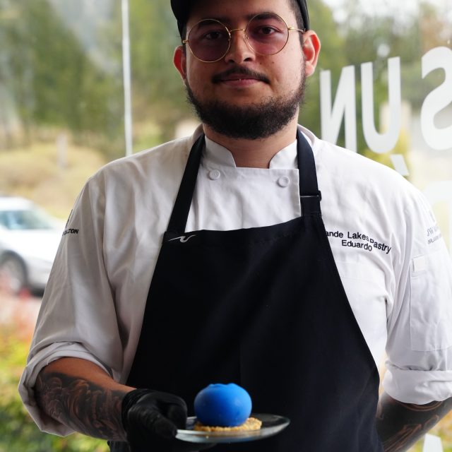 ⏱️ MINUTO A MINUTO – GRAN FINAL 🏆 POSTRE FEST BOYACÁ 🍮

En @tastekitchenclub 🧑🏼‍🍳 nuestro finalista @prisma_pasteleria1 presenta al jurado su creación para el Postre Fest ✨🍰

Un postre que sorprende desde su forma hasta su interior:

🫐 Cubierta en forma de arándano con fina capa de chocolate blanco
🍮 Cheesecake suave y cremoso
🍇 Dulce de arándano intenso
🍋 Bizcocho de limón que aporta frescura
🌰 Base crocante de almendra tostada y pistacho
🧂 Toque de sal marina para equilibrar sabores

Seguimos en vivo desde la gran final del Postre Fest Boyacá 2026
.
Fotografía: @santiago_visuals_