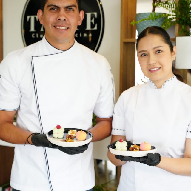 ⏱️ MINUTO A MINUTO – GRAN FINAL 🏆 POSTRE FEST BOYACÁ 🍮

Seguimos en @tastekitchenclub 🧑🏼‍🍳 con nuestro finalista @endulzarte.duitama presenta al jurado su creación: “Dualidad” ✨🍰

Una propuesta que juega con contrastes y equilibrio en cada bocado:

🍦 Mousse de vainilla con corazón de durazno
🍓 Mousse de pistacho con relleno de frambuesa y lychee
🥛 Espuma de yogurt y caviar de tamarindo
🌰 Praliné crujiente de frutos secos
🍫 Ganache de avellana
🍯 Salsa de caramelo

Una experiencia que mezcla dulzor, acidez, cremosidad y crocancia en perfecta armonía 👑✨

¿Logrará conquistar al jurado? 🍮🔥

Seguimos en vivo desde la gran final del Postre Fest Boyacá 2026
.
Fotografía: @santiago_visuals_