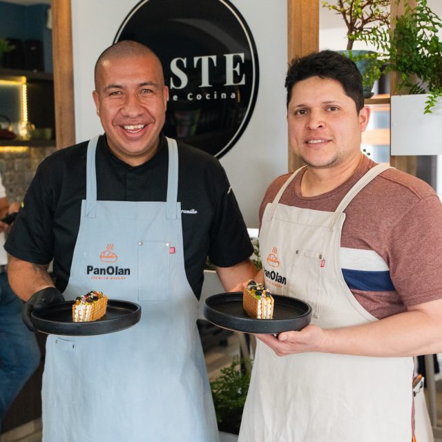 ⏱️ MINUTO A MINUTO – GRAN FINAL 🏆 POSTRE FEST BOYACÁ 🍮

En @tastekitchenclub 🧑🏼‍🍳 nuestro finalista @panolanpremiumbakery presenta al jurado su creación: “Cumbres” ✨🍰

Una propuesta que mezcla técnica europea con identidad boyacense:

🥐 Milhoja con galleta tipo stroopwafel
🍑 Gelé de duraznos asados
🧀 Cremoso de queso de cabra de Sotaquirá
🍯 Toffee de canela
🌰 Praliné de pistachos
🍓 Fresas en compresión de cointreau
🫐 Arándanos, zarzamora y flores de saúco
🌸 Flor de malva para un toque final delicado

Una creación que eleva los sabores locales con técnica y detalle 👑✨

¿Será este el que conquiste al jurado? 🍮🔥

Seguimos en vivo desde la gran final del Postre Fest Boyacá 2026
.
Fotografía: @santiago_visuals_