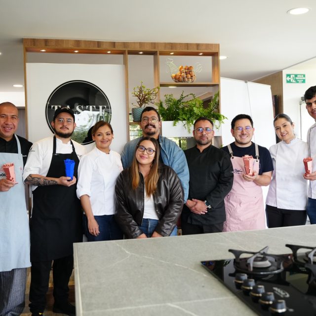 Así se vivió la gran final del Postre Fest Boyacá 2026 👑🍮 emoción, color y mucha creatividad 🍰 Talento, técnica y propuestas increíbles que demostraron el nivel de la repostería boyacense 🔥

Cada postre fue una experiencia, cada montaje una obra de arte… y cada finalista dejó todo en escena 💥

¡Qué nivel el que se vivió hoy! 🚀🍓
.
Fotografía: @santiago_visuals_
