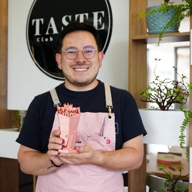 🏆 ¡Boyacá ya tiene al mejor postre! 🍰👑

Así quedó el podio del Postre Fest Boyacá 2026:
🥇 Ganador: @laa_bizcocheria – Mejor Postre de Boyacá
🥈 2do Puesto: @panolanpremiumbakery
🥉 3er Puesto: @endulzarte.duitama
🏅 4to Puesto: @prisma_pasteleria1

Una final llena de talento, técnica y creatividad que dejó en alto el nivel de la repostería boyacense 🔥🍮

Gracias a nuestros jurados: Luisa Quiroz @vainillacakes_ y Juan Alvarado @juan_es_sabor a los 4 finalistas y a todos los participantes por hacer parte de esta primera edición… ¡esto apenas comienza! 🚀✨
.
Fotografía: @santiago_visuals_