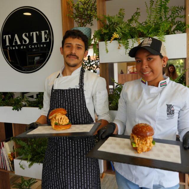 ⏱️ MINUTO A MINUTO – GRAN FINAL 🏆🍔

A esta hora, en @tastekitchenclub 👨‍🍳 nuestro finalista @180gradossteakhouse presenta al jurado su creación “La 10” 🇦🇷✨

Una hamburguesa inspirada en la pasión del fútbol argentino:

🥯 Pan brioche premium
🥩 Blend de carne Angus americano
🧀 Queso provolone fundido
🥓 Tocineta de matambre ahumado
🧅 Cebolla crispy
🥬 Cogollo europeo
✨ MayoChurri Trufada, una fusión de chimichurri y trufa negra

¿Será la elegida para levantar la copa del Burger Fest Boyacá 2026? 🏆🌎
.
📸 Fotografía: @santiago_visuals_