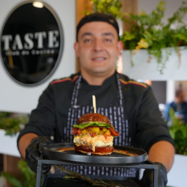 ⏱️ MINUTO A MINUTO – GRAN FINAL 🏆🍔

Desde @tastekitchenclub 👨‍🍳 nuestro finalista @jaragourmett presenta al jurado su creación “Maracanazo 7-1” 🇧🇷🔥

Una hamburguesa inspirada en uno de los partidos más recordados de la historia del fútbol:

🥨 Pan pretzel
🥩 Carne madurada
🧀 Dip de pollo ahumado con queso mascarpone
🍍 Jalea de piña
🥓 Tocineta ahumada
🌿 Chimichurri brasileño
🥬 Vegetales frescos

¿Será esta propuesta la nueva Burger Mundialista de Boyacá 2026? 🌎🏆
.
📸 Fotografía: @santiago_visuals_