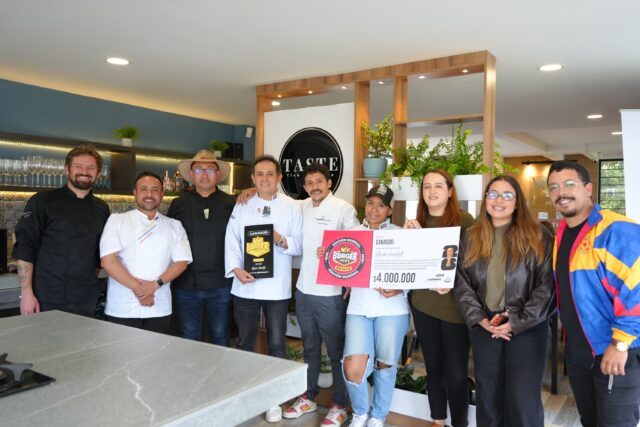 Así se vivió la Gran Final del Burger Fest Boyacá 2026 👑🍔🔥 Entre planchas encendidas, creatividad, técnica y mucho sabor, nuestros cuatro finalistas lo dieron todo para conquistar el paladar de los jurados nacionales. 👨‍🍳🏆

Cada hamburguesa contó una historia, representó un país y demostró el enorme talento gastronómico que tiene Boyacá. 🌎✨

¡Una final de talla Mundial que quedará para la historia! 🚀🍔❤️
.
📸 Fotografía: @santiago_visuals_