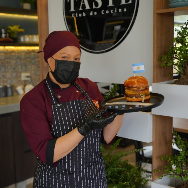 ⏱️ MINUTO A MINUTO – GRAN FINAL 🏆🍔 BURGER FEST BOYACÁ

Seguimos en @tastekitchenclub 👨‍🍳 con nuestro finalista @superalitaspaipa quienes presentan al jurado su creación “La Previa” 🇦🇷⚽🔥

Una hamburguesa inspirada en la pasión con la que los argentinos viven cada partido:

🥯 Pan brioche edición futbolera
🥩 Carne 100% de res
🧀 Provoleta argentina adobada en finas hierbas
🌭 Auténtico chorizo argentino
🌿 Chimichurri inspirado en el tradicional barrio de La Boca
🍅 Tomates asados
🥬 Lechuga en chiffonade

¿Será la propuesta que se corone como la Burger Mundialista de Boyacá 2026? 👑🍔
.
📸 Fotografía: @santiago_visuals_
