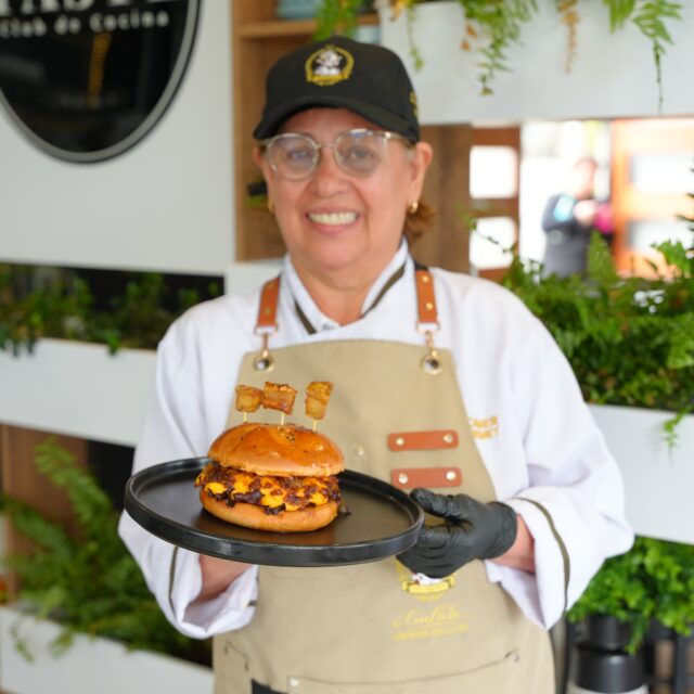 ⏱️ MINUTO A MINUTO – GRAN FINAL 🏆🍔

Desde @tastekitchenclub 👨‍🍳 nuestro finalista @gulala.parrillabar presenta al jurado su creación “La Chicharrona Mundialista” 🇨🇴🔥

Una propuesta que exalta el sabor colombiano en cada bocado:

🥓 Corona de chicharrones crocantes y glaseados
🥩 Carne premium a la parrilla
🧀 Cremoso fondue de quesos
🥓 Bacon & Onion Jam con whisky y café colombiano
🥬 Rúgula fresca
🍔 Pan brioche artesanal

¿Conquistará el título de la Burger Mundialista de Boyacá 2026? 👑🍔
.
📸 Fotografía: @santiago_visuals_