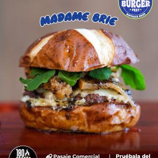 Duitama 🍔 180 Grados Steak House @180gradossteakhouse 🔥 Participante Oficial del Super Burger Fest Boyacá 2025
📍Pasaje Comercial Solano, L 230 Duitama, Boyacá
.
⭐️MADAME BRIE:
Un tributo a la elegancia de la cocina francesa. Esta hamburguesa combina nuestro exclusivo blend de carne Angus importado y madurado con la suavidad del queso mozzarella, el dulzor de las peras caramelizadas con miel trufada, la cremosidad del queso Brie, el contraste crujiente del chicharrón picante al limón y la frescura herbal de la rúgula.
Cada bocado ofrece un equilibrio perfecto entre dulzor, acidez y notas umami, servido sobre un pan pretzel artesanal y acompañado de una salsa especial Francesa.
.
Pruébala del 14 al 23 de noviembre por solo $18.000 en el Restaurante.
.
#boyaca #burgerfest #lasupersona #superburgerfest #Duitama
