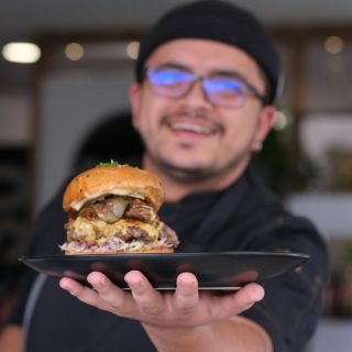 ⏱️ MINUTO A MINUTO – GRAN FINAL 🏆 BURGER FEST BOYACÁ 🍔 A esta hora, en @tastekitchenclub 🧑🏼‍🍳 nuestro finalista @xue_1029 presenta al jurado su creación: La Doble Coreana 🔥🍔

Un viaje de sabor que combina:
🥯 Pan de malta glaseado
🥬 Ensalada coleslaw al estilo oriental
🥩 Doble carne smash de res (160 g)
🧀 Queso americano tipo cheddar
🥓 Mermelada de tocineta con aderezo bulgogi Korean BBQ
🥒 Pepinillos agridulces
🌶️ Mayo picantica tipo gochujang
✨ Sésamo y cebollín para coronar

¿Será la favorita del jurado? 👑🍔
Seguimos en vivo desde la final del Burger Fest Boyacá 2025.
.
Gracias a: @colombiachef @salsas.aderezos 
.
#final #burgerfest #boyaca