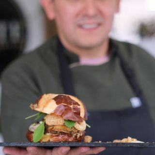 ⏱️ MINUTO A MINUTO – GRAN FINAL 🏆 BURGER FEST BOYACÁ 🍔 A esta hora, en @tastekitchenclub 🧑🏼‍🍳 es el turno de @180gradossteakhouse quién presenta al jurado su creación: Madame Brie 🇫🇷🍔✨

Un tributo a la elegancia y refinamiento de la cocina francesa.
Esta hamburguesa combina un exclusivo blend de carne Angus importada y madurada, con la suavidad del queso mozzarella, la cremosidad del queso Brie y el dulzor irresistible de peras caramelizadas con miel trufada.

El contraste lo aporta un chicharrón picante al limón, que junto a la rúgula fresca crea un balance perfecto entre notas dulces, ácidas y umami.
Todo servido en pan pretzel artesanal, acompañado de una salsa especial francesa que termina de sellar la experiencia.

¿Será Madame Brie la que conquiste al jurado y se lleve la corona? 👑🔥🍔
Seguimos en vivo desde la final del Burger Fest Boyacá 2025.
.
Gracias a: @colombiachef @salsas.aderezos
.
#final #burgerfest #boyaca