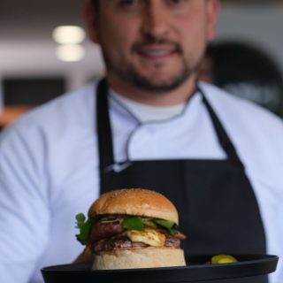 ⏱️ MINUTO A MINUTO – GRAN FINAL 🏆 BURGER FEST BOYACÁ 🍔 A esta hora, en @tastekitchenclub llega el turno de @casa_valentinotibasosa que presenta al jurado su obra maestra: Aurora ✨🍔

Una oda a la tradición y al ingenio colombiano.
Inspirada en la abuela del chef, pionera que puso la feijoa en el corazón de Tibasosa, esta hamburguesa rinde homenaje a su legado con un enfoque contemporáneo.

Entre dos suaves panes brioche descansa una jugosa carne Angus, coronada con queso costeño asado bañado en miel, rúgula fresca y tocineta crujiente.
El alma del plato está en sus pepinillos de feijoa, un guiño dulce, ácido y nostálgico que conecta el pasado con el presente.

La armonía final la aportan la salsa Valentino y un toque de teriyaki, despertando carácter, identidad y emoción en cada bocado.

Una creación que celebra la tradición. 
¿Será ésta la gran reina del festival? 👑🍔
Seguimos en vivo desde la final del Burger Fest Boyacá 2025.
.
Gracias a: @colombiachef @salsas.aderezos
.
#final #burgerfest #boyaca