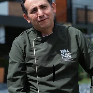 Ricardo, Chef de @180gradossteakhouse nos habló de cómo vivieron el Burger Fest, las horas de trabajo y la reacción de sus clientes al probar su hamburguesa participante “Madame Brie”.
.
Gracias a: @colombiachef @salsas.aderezos @tastekitchenclub 
.
#burgerfest #boyaca #hamburguesas #burger