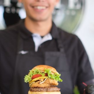 ⏱️ MINUTO A MINUTO – GRAN FINAL 🏆 BURGER FEST BOYACÁ 🍔 A esta hora, en @tastekitchenclub 🧑🏼‍🍳 cerramos con nuestro finalista @theburgerbistro.co que presenta al jurado su propuesta: Burger Kansas 🍔🔥

Una hamburguesa jugosa y balanceada, con 160 g de carne 100% res servida en un suave pan brioche.
Sus protagonistas brillan en cada bocado:

🍍 Piña caramelizada a la parrilla
🧀 Queso costeño dorado a la plancha
🧅 Aros de cebolla apanados, extra crujientes
🥬🍅 Complementos frescos (tomate y lechuga)
✨ Ligados con su exclusiva Salsa New York

Una combinación dulce, salada, jugosa y crocante, diseñada para tenerlo todo en una sola mordida.

¿Será Kansas la favorita del jurado? 👑🔥🍔
Así avanzamos en la gran final del Super Burger Fest Boyacá 2025.
.
Gracias a: @colombiachef @salsas.aderezos
.
#final #burgerfest #boyaca