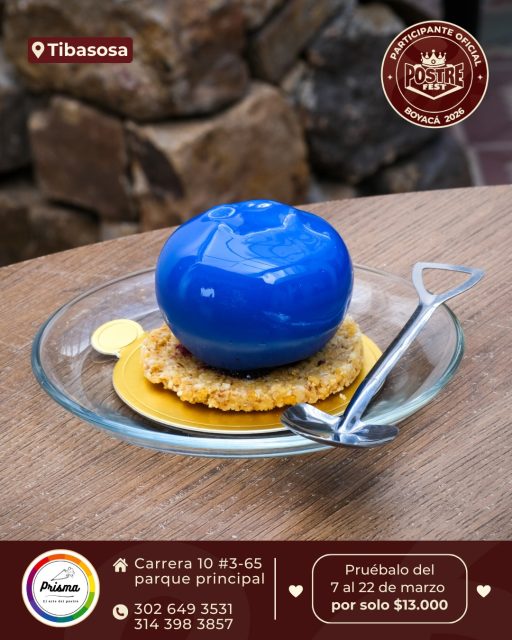 Tibasosa 🍰 Prisma Pasteleria @prisma_pasteleria1 ✨ Participante Oficial del Postre Fest Boyacá 2026 
📍Carrera 10 #3-65 parque principal - Tibasosa
.
Postre en forma de arándano con una capa delgada de chocolate blanco. En su interior, cheesecake, dulce de arándano y bizcocho de limón que aporta frescura. En la base tiene un crocante de almendra tostada y pistacho con un toque de sal marina para equilibrar.
.
Pruébalo del 7 al 22 de marzo por solo $13.000 mil pesos en el lugar.
.
#postrefest #boyaca #postres #tibasosa